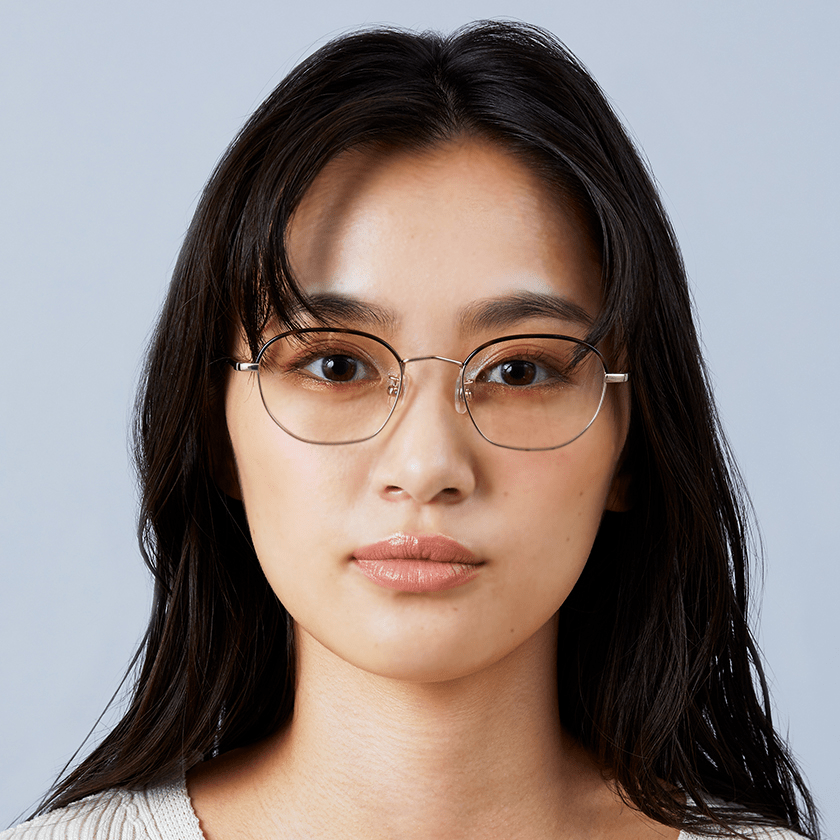 女性のメガネ装着イメージ